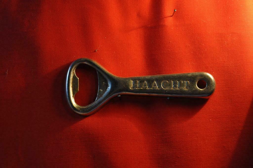 §  decapsuleur  en metal publicitaire haacht (28), Ophalen of Verzenden, Gebruikt, Flesopener, Overige merken