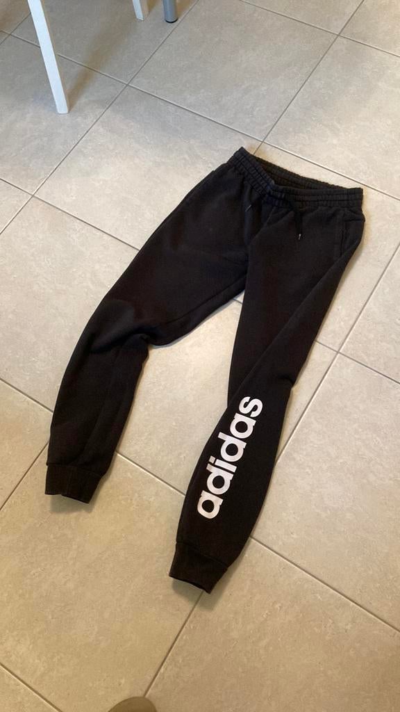 Jogging adidas taille S, Porté