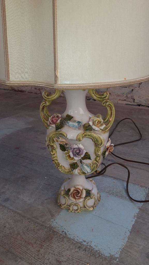 porselein antieke decoratieve lamp mooie bloemen in reliëf, Huis en Inrichting, Ophalen, Overige materialen, Gebruikt, 50 tot 75 cm