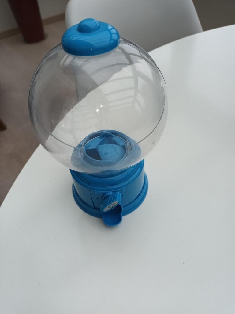Kauwgomballen automaat, Ophalen