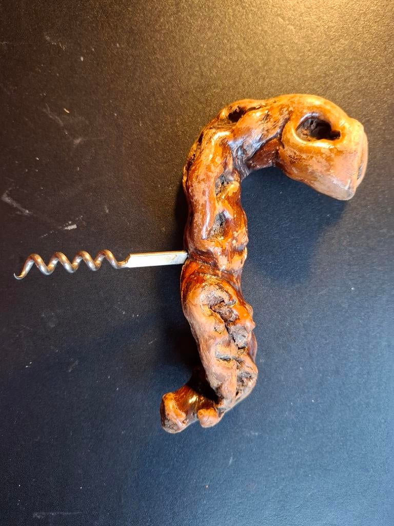 1 oude kurkentrekker in wijnstok, Ophalen