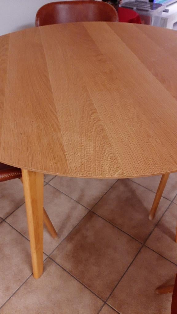 Table ronde. Chaises vendues séparément par lots de 4., Maison & Meubles, Tables | Tables à manger, Enlèvement