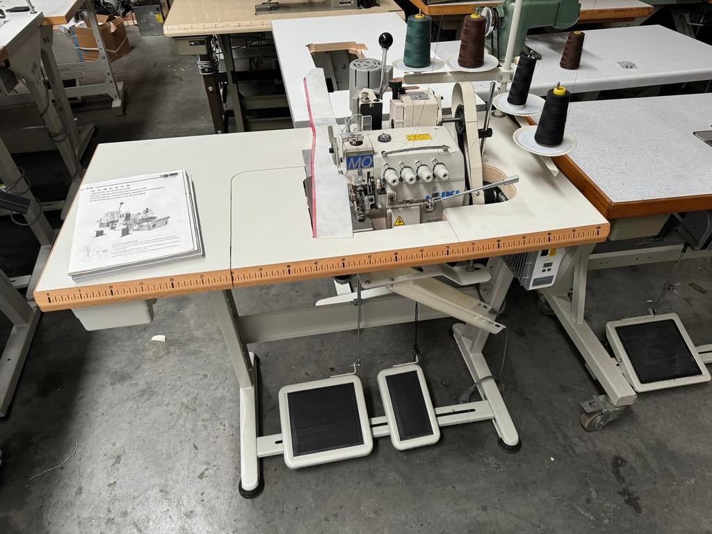 Industriële lockmachine overlock juki mo6814s met puller, Hobby en Vrije tijd, Naaimachines en Toebehoren, Nieuw, Lockmachine