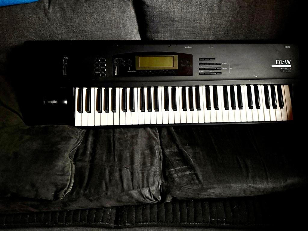 Legendaire KORG 01W, 61 touches, Utilisé, Avec connexion MIDI, Korg