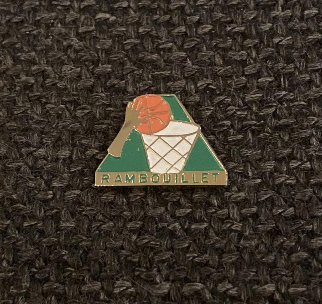 PIN - RAMBOUILLET - BASKET - BASKETBAL - BASKETBALL, Envoi, Utilisé, Sport, Insigne ou Pin's