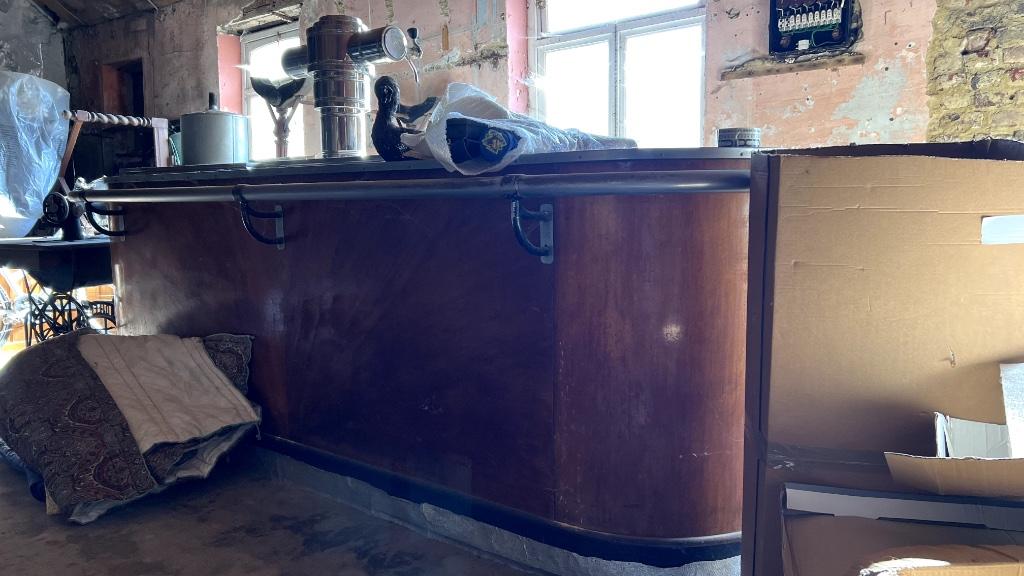 Ancien bar de café, Enlèvement