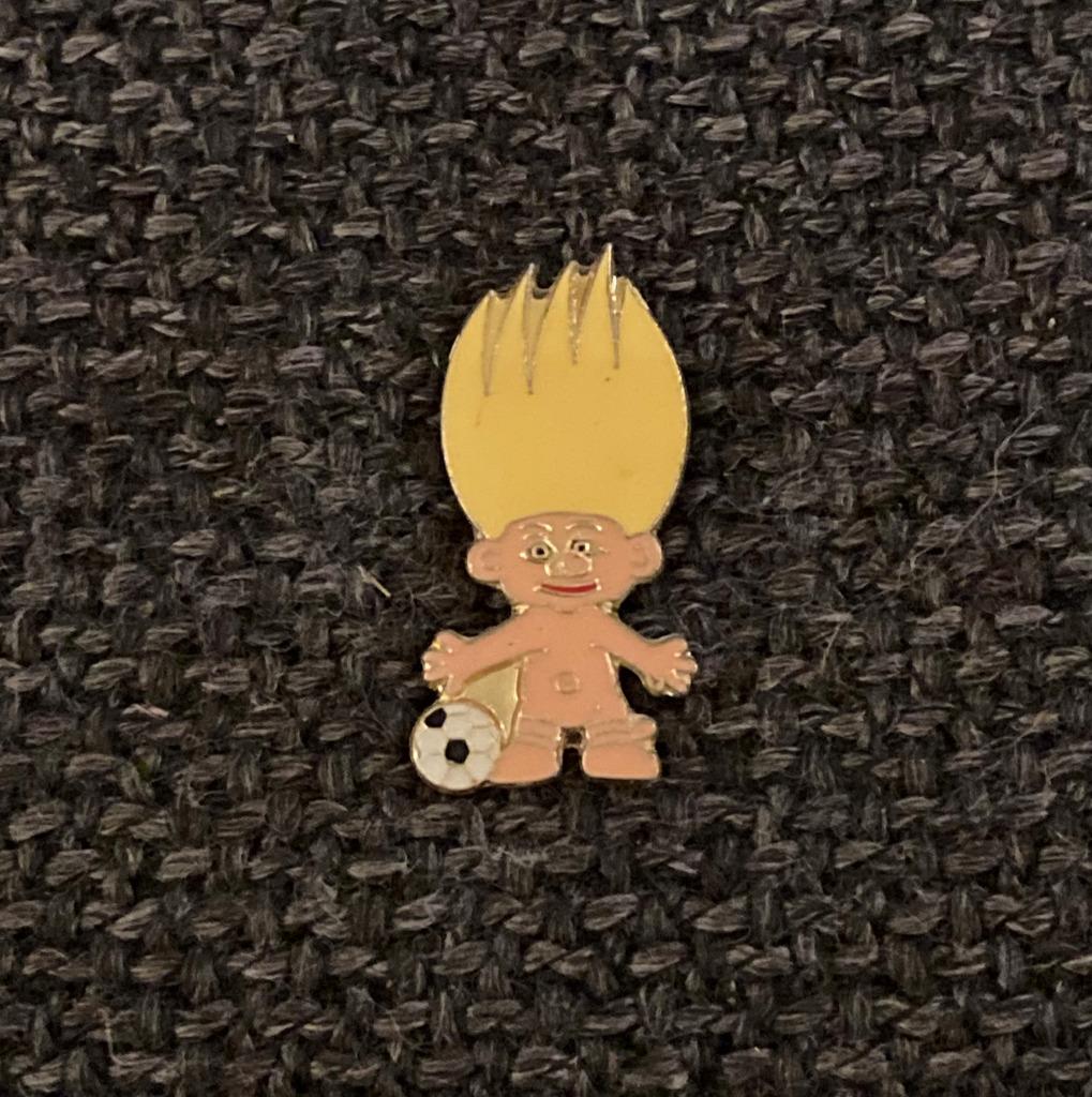 PIN - FIGUURTJE - VOETBAL - FOOTBALL, Envoi, Utilisé, Sport, Insigne ou Pin's