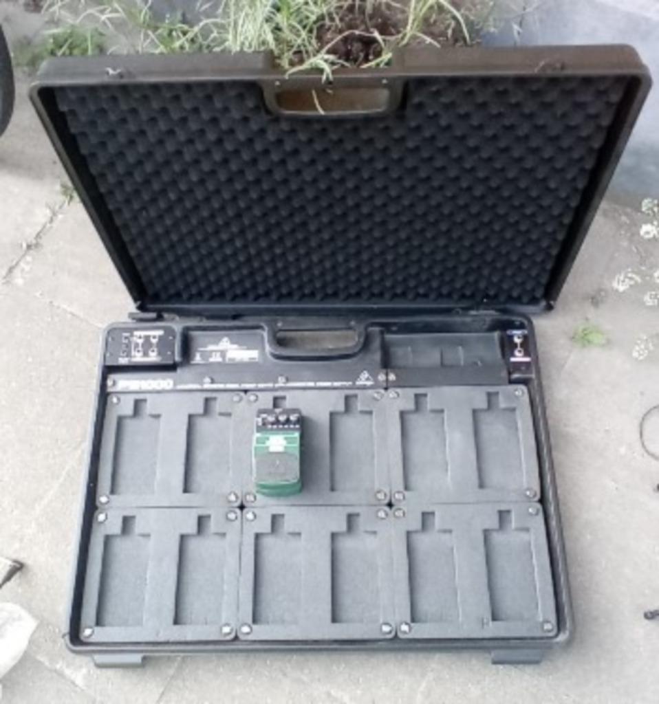 Behringer PB1000 pedalboard/koffer/voeding, Ophalen, Zo goed als nieuw