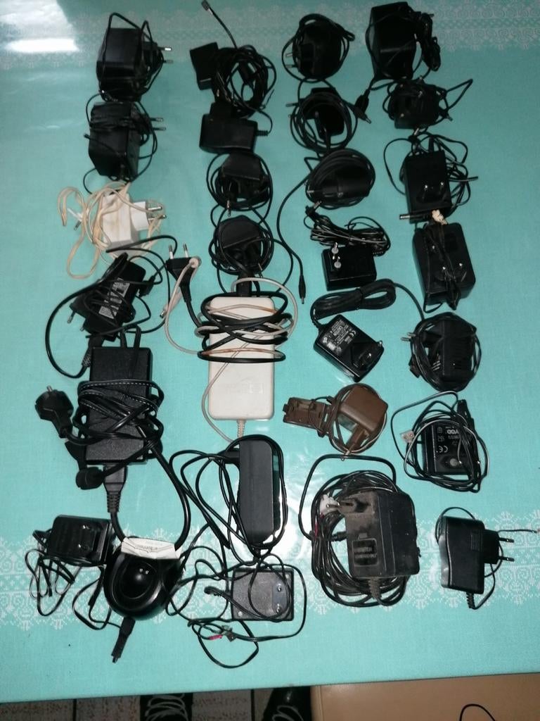 Lot de chargeurs avec différentes tensions de sortie, Enlèvement, Comme neuf