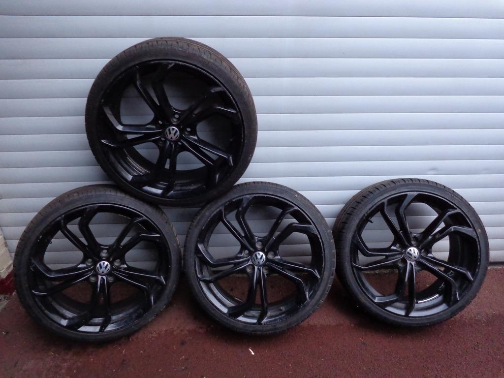 Jantes alliage VW Golf et pneus 225 35 19, Autos : Pièces & Accessoires, Pneus & Jantes, Pneus et Jantes, Pneus été, 19 pouces