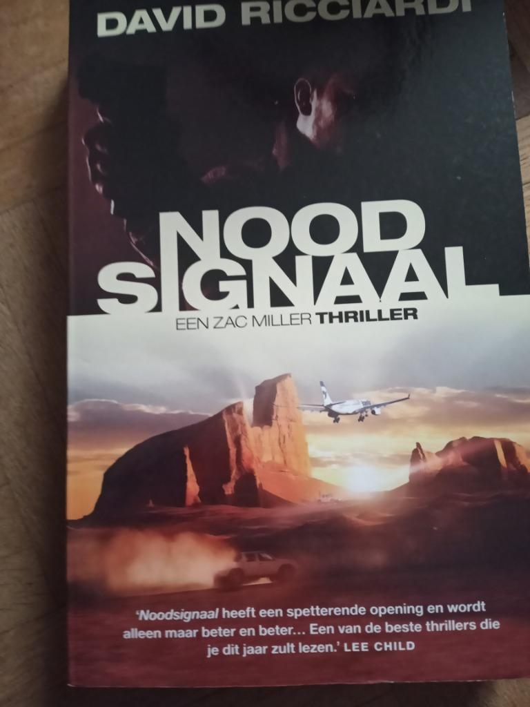 Boek nood signaal David ricciardi, Boeken, Ophalen of Verzenden