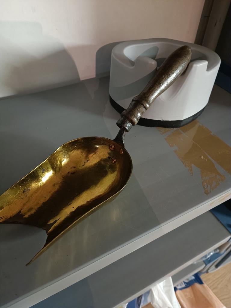 antieke koperen kolenschop, Ophalen