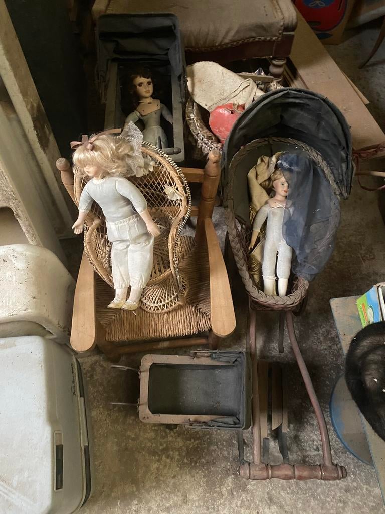 veel poppen en antieke voorwerpen, kinderwagens..., Ophalen of Verzenden