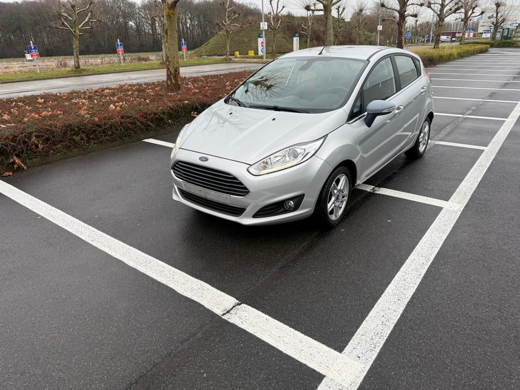 Ford Fiesta diesel zilver metaal 93870 km, Auto's, Voorwielaandrijving, Euro 5, Stof, 4 cilinders