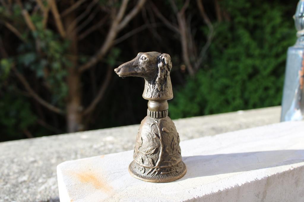 Tafelbel, gesigneerd brons, een windhondhond, Antiek en Kunst, Ophalen of Verzenden, Brons