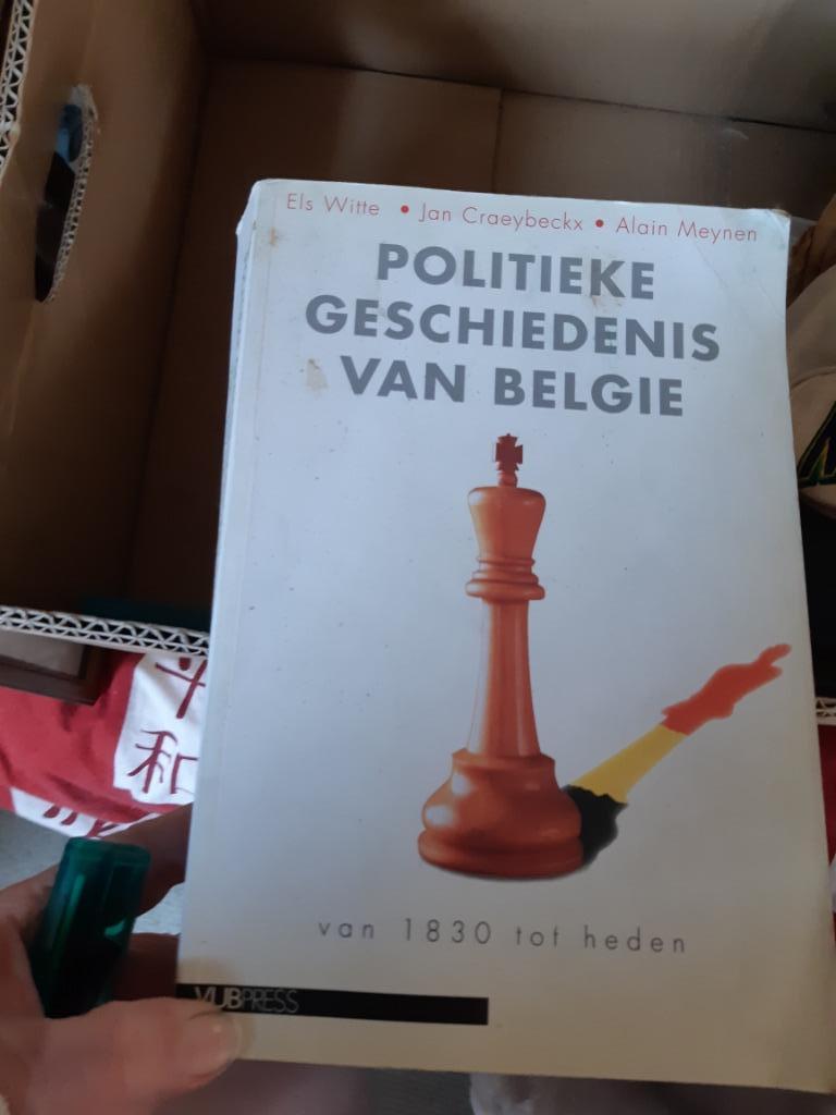 1 boek POLITIEKE GESCHIEDENIS VAN BELGIE 25€, Boeken, Ophalen, 17e en 18e eeuw, Zo goed als nieuw