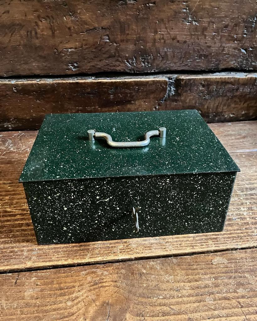 Ancien petit coffre avec clé, Utilisé