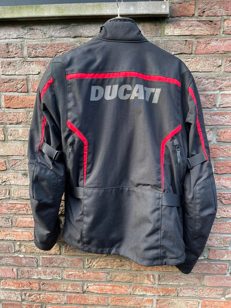 Ducati moto vest, Ophalen