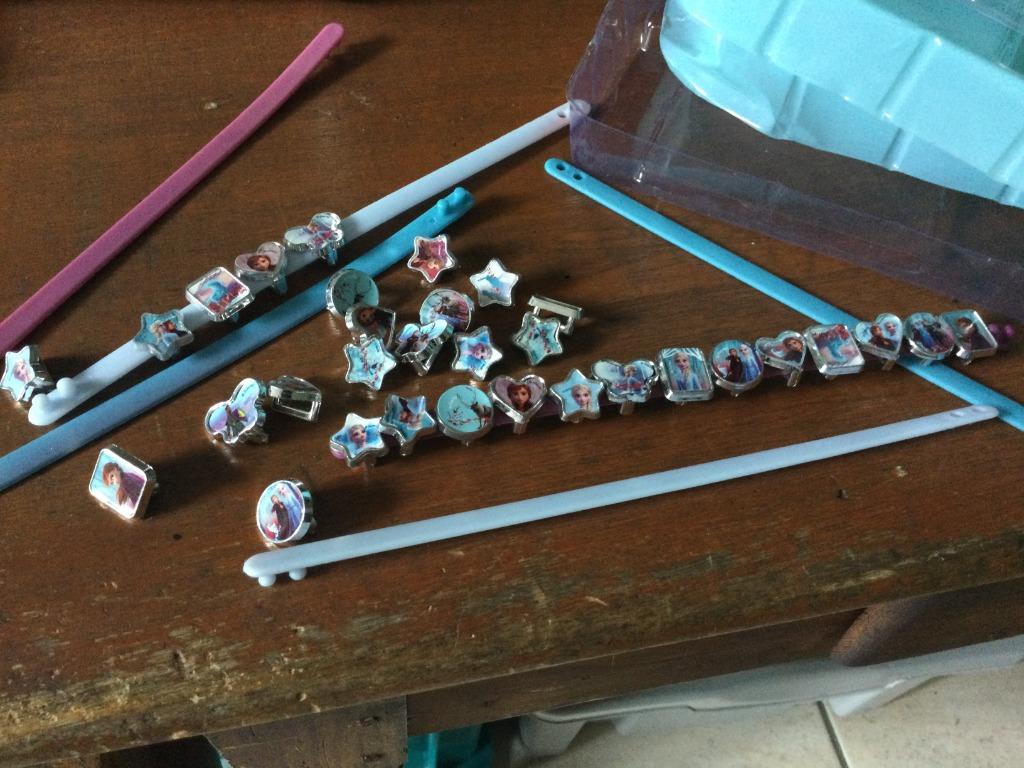 2 DOZEN: „DISNEY”: ACCESSOIRES OM ARMBANDEN TE MAKEN, Kinderen en Baby's, Ophalen of Verzenden, Bouwen