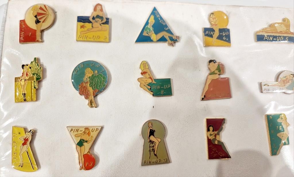 Pin up pins collectie 1 tot 15 , pin, Verzamelen, Ophalen of Verzenden, Zo goed als nieuw, Speldje of Pin