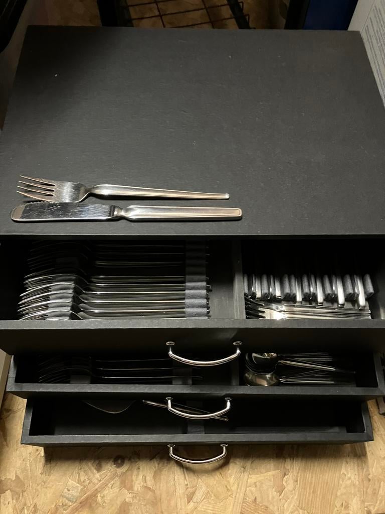 Complete bestekkoffer 12 personen - Sola elite désirée, Ophalen, Zo goed als nieuw