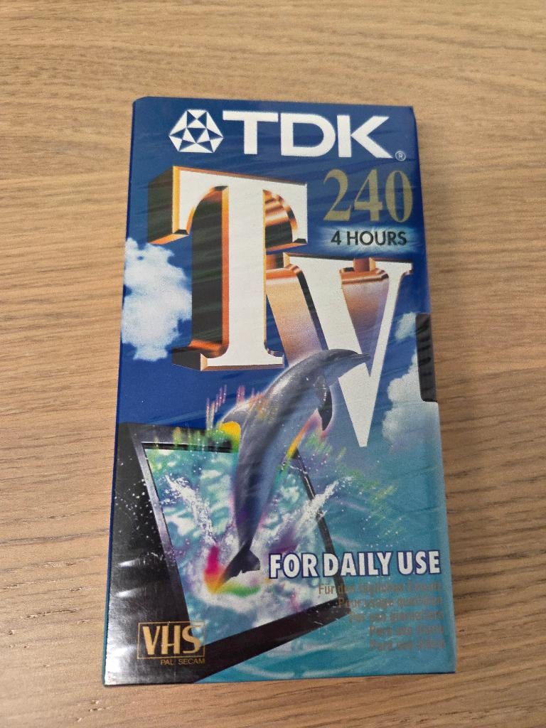 Cassette vide TDK 240 VHS PAL 4 heures (E-240TVED), Enlèvement ou Envoi, Autres genres, Vierge, Neuf, dans son emballage