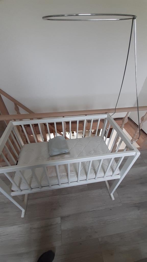 wieg bedje wit met stang, matras en 2 hoeslakens, Kinderen en Baby's, Ophalen, Gebruikt, Minder dan 140 cm, Matras