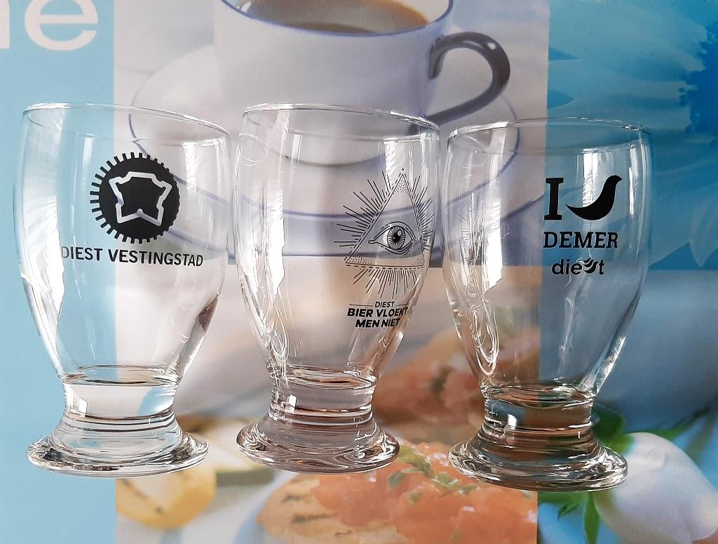 Te koop: Drie mooie glazen uit Diest, Verzamelen, Glas en Drinkglazen, Nieuw, Frisdrankglas, Ophalen