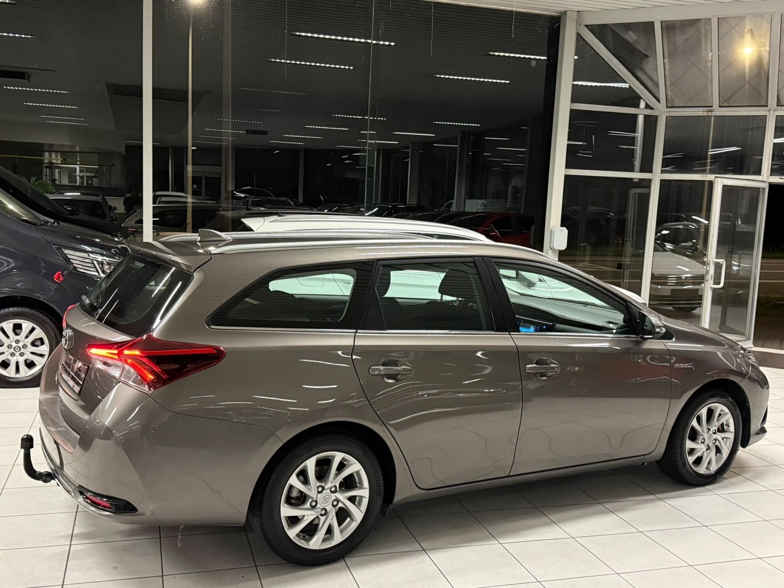 Toyota Auris 50th 1.8 Essence/Hybride Automatique 73kW Euro, Argent ou Gris, Achat, Euro 6, Entreprise