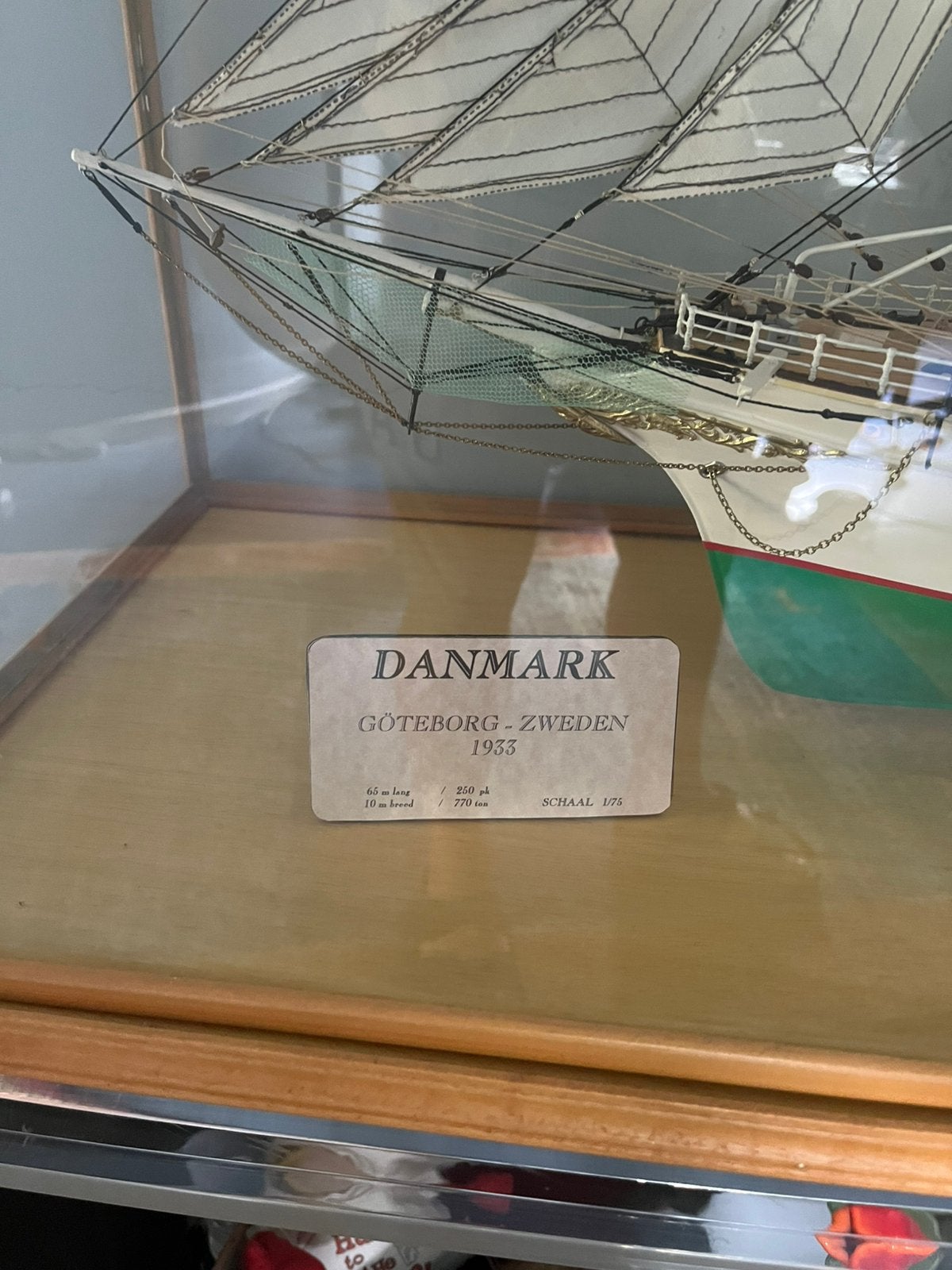 Professioneel handgebouwd zeilschip DANMARK 1933 in vitrine, Hobby & Loisirs créatifs, Modélisme | Bateaux & Navires, Enlèvement