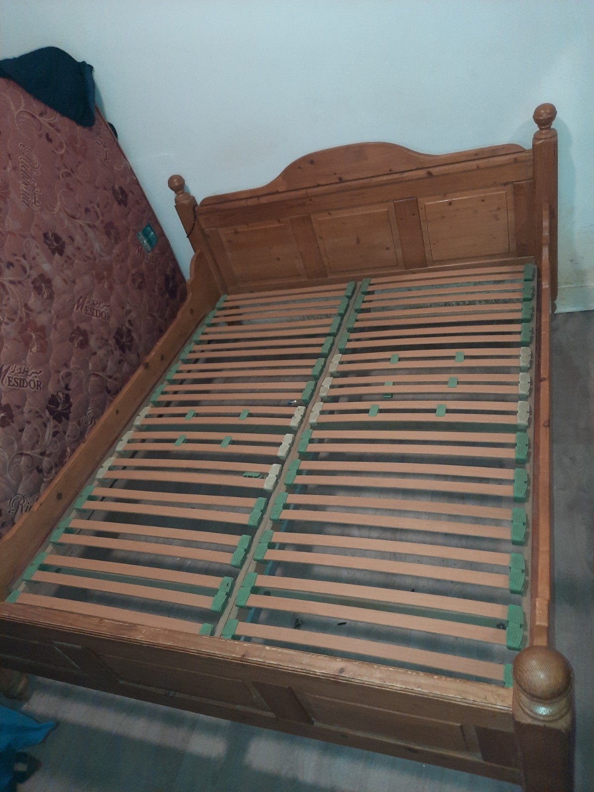 Lit deux personnes sans matelas, Deux personnes