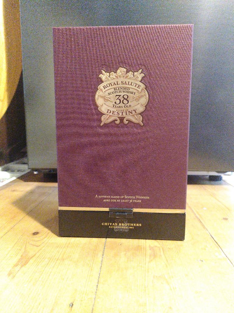 Chivas Regal 38 ans de salut royal, Collections, Vins, Neuf, Autres régions, Enlèvement ou Envoi, Pleine
