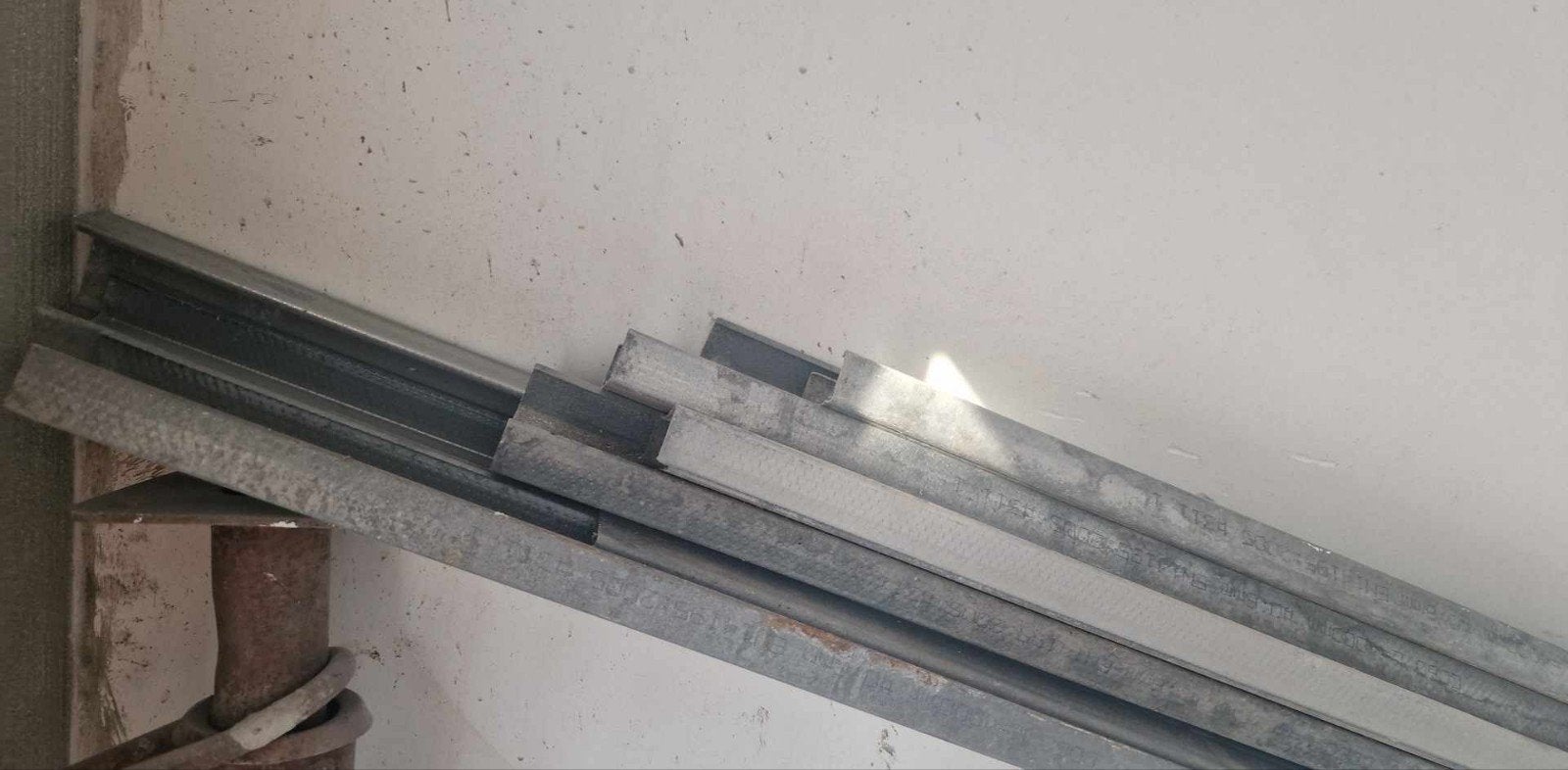 Metal stud, Enlèvement