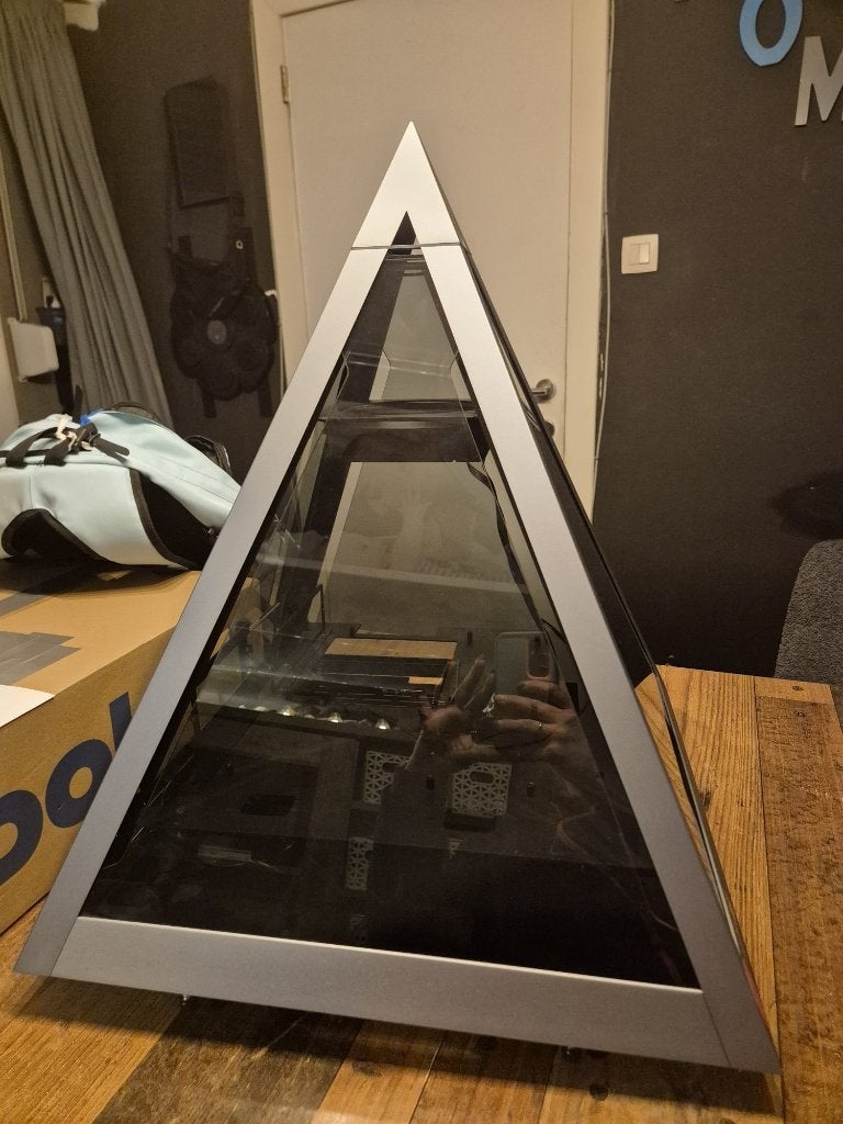 PC BEHUIZING PYRAMIDE AZZA, Computers en Software, Computerbehuizingen, Ophalen, Zo goed als nieuw