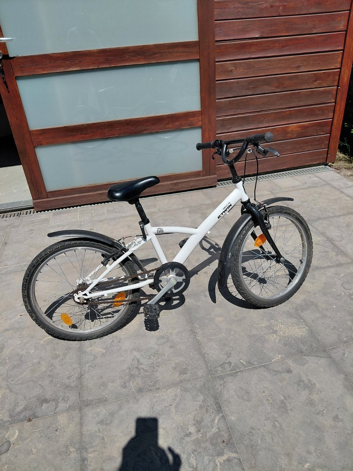 Witte sportieve kinderfiets Decathlon 20inch, Ophalen, 20 inch of meer, Gebruikt, Velgrem