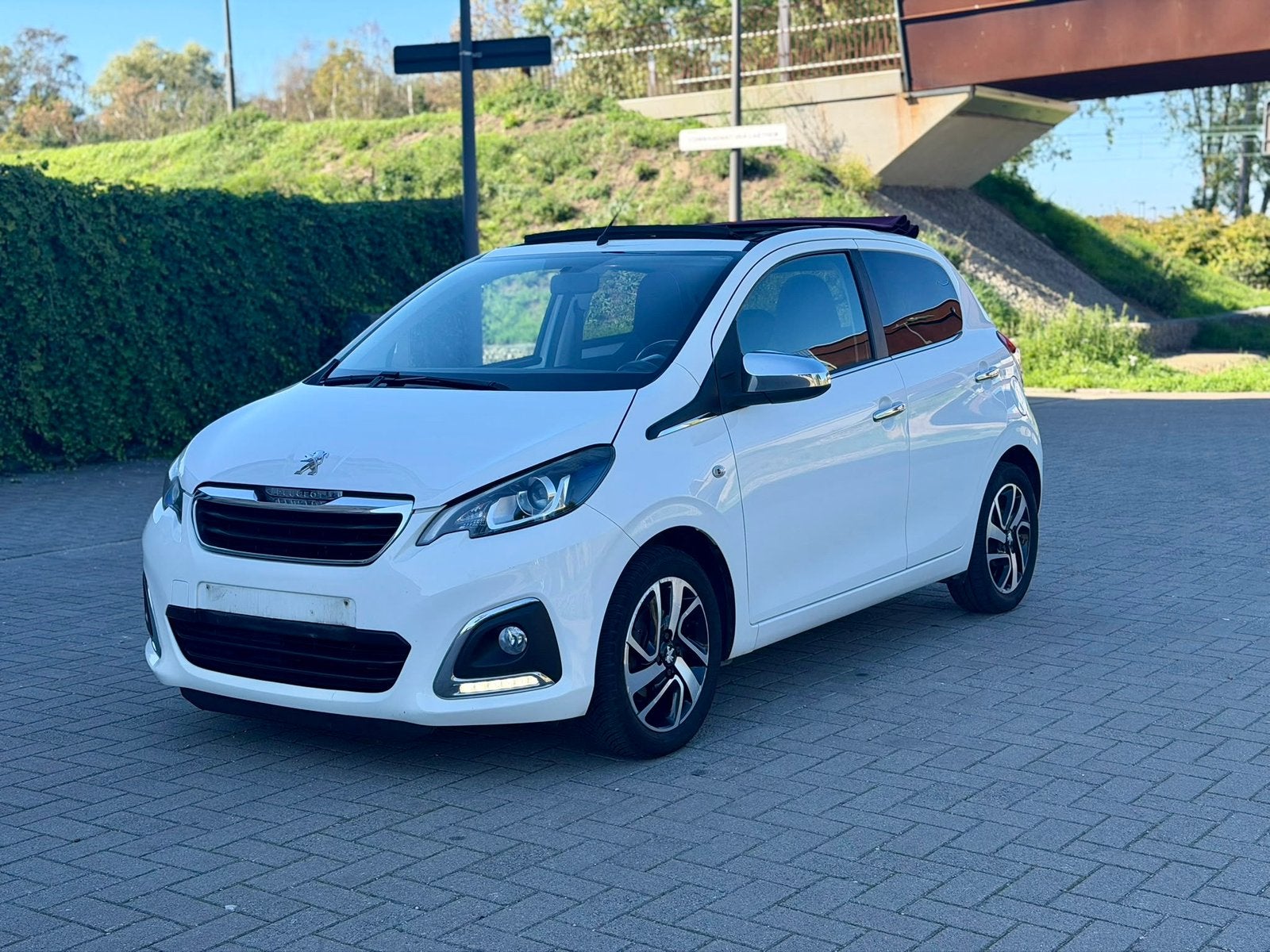 PEUGEOT 108 - ALLURE - CABRIO - 2015 - 135.000 KM -GEKEURD., Voorwielaandrijving, Dealer onderhouden, Stof, 5 deurs