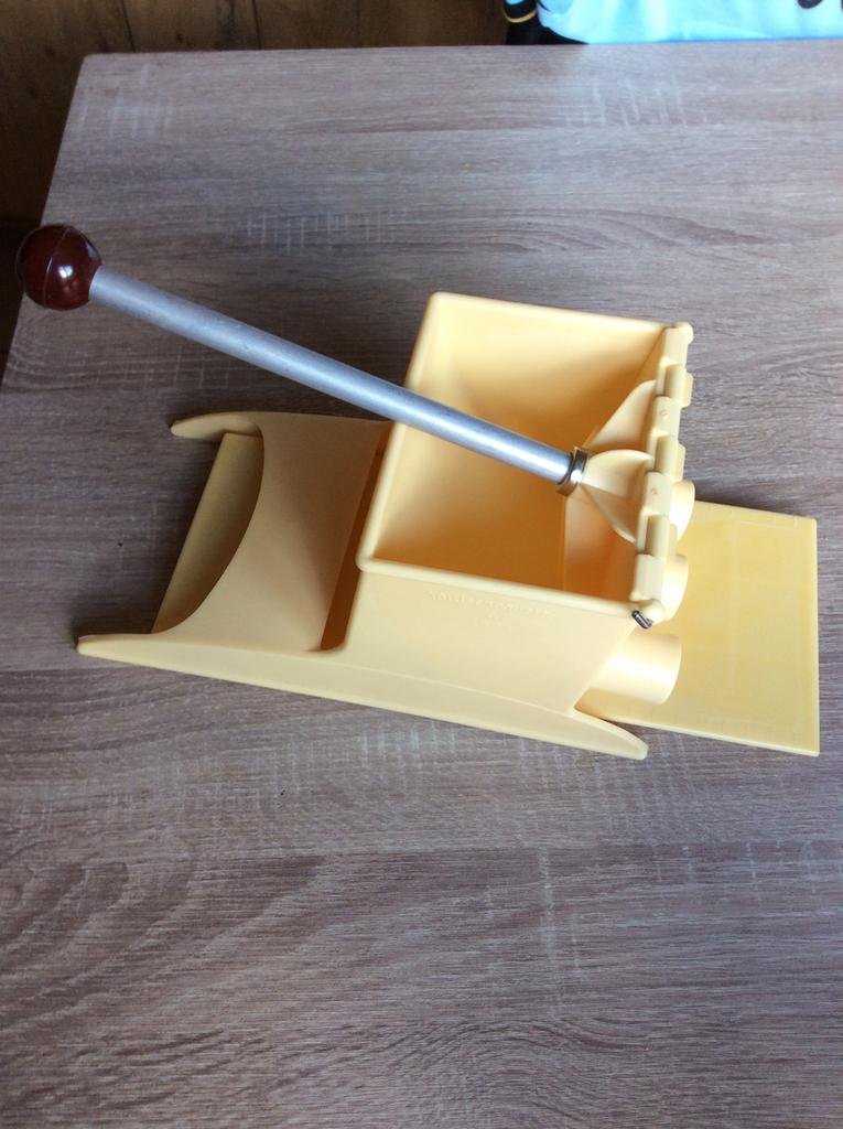 Krokettenmaker, Ophalen