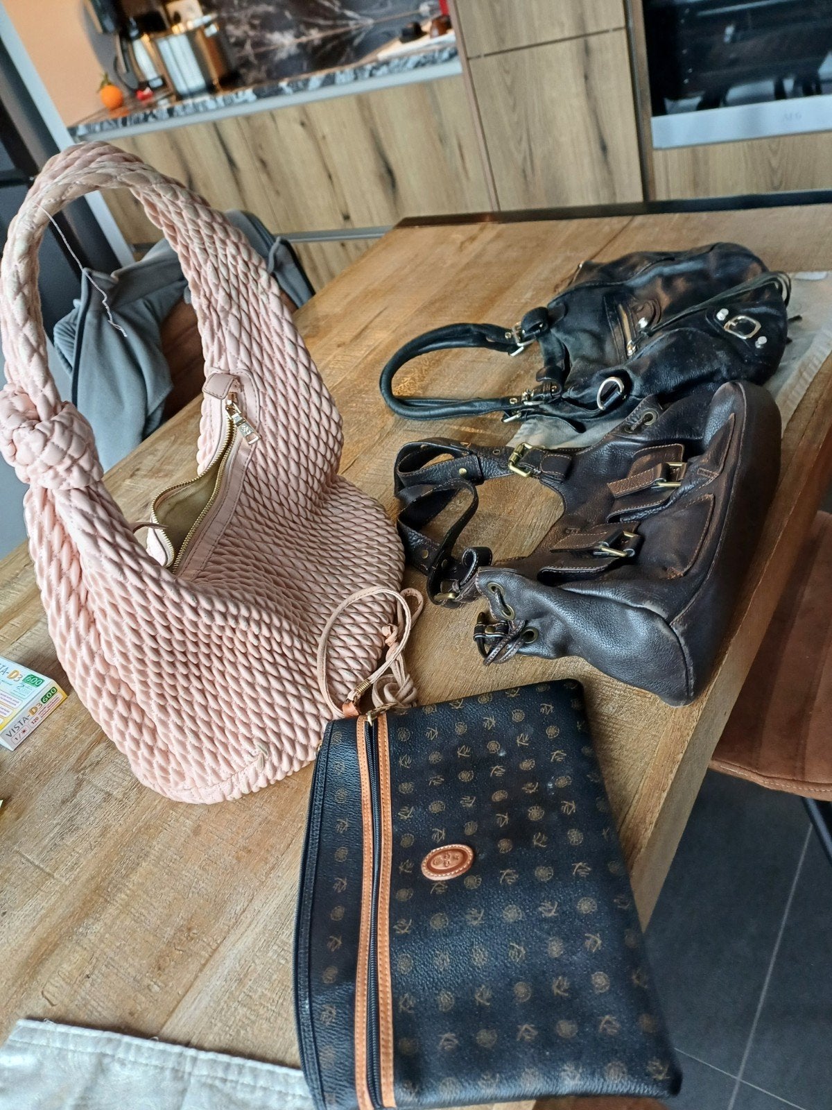 lot handtassen, Ophalen