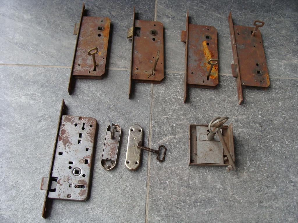 lot 8 anciennes serrures de porte avec clé de divers modèles, Enlèvement, Utilisé, Autres matériaux, Autres types