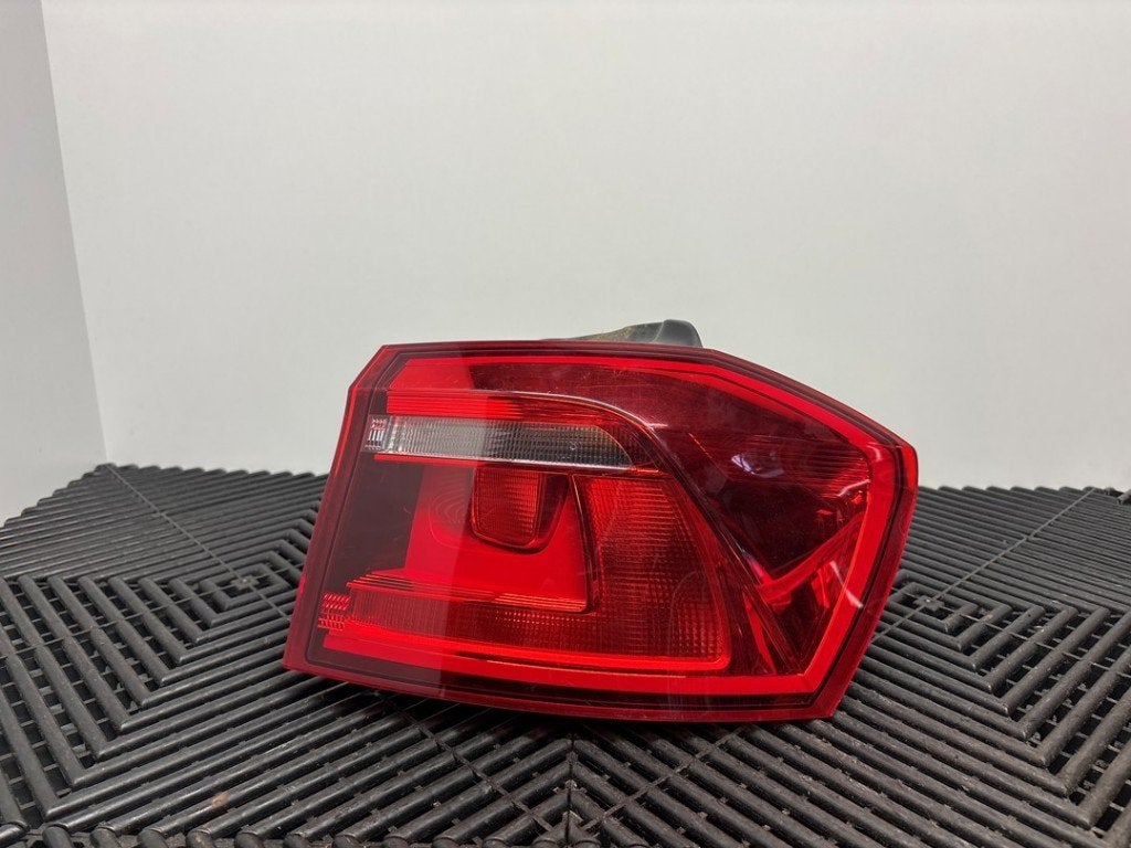 FEU ARRIÈRE DROIT Golf Sportsvan (AUVS) (|510945096R|), Volkswagen, Volkswagen AG, Utilisé, Kundenbetreuung@volkswagen.de