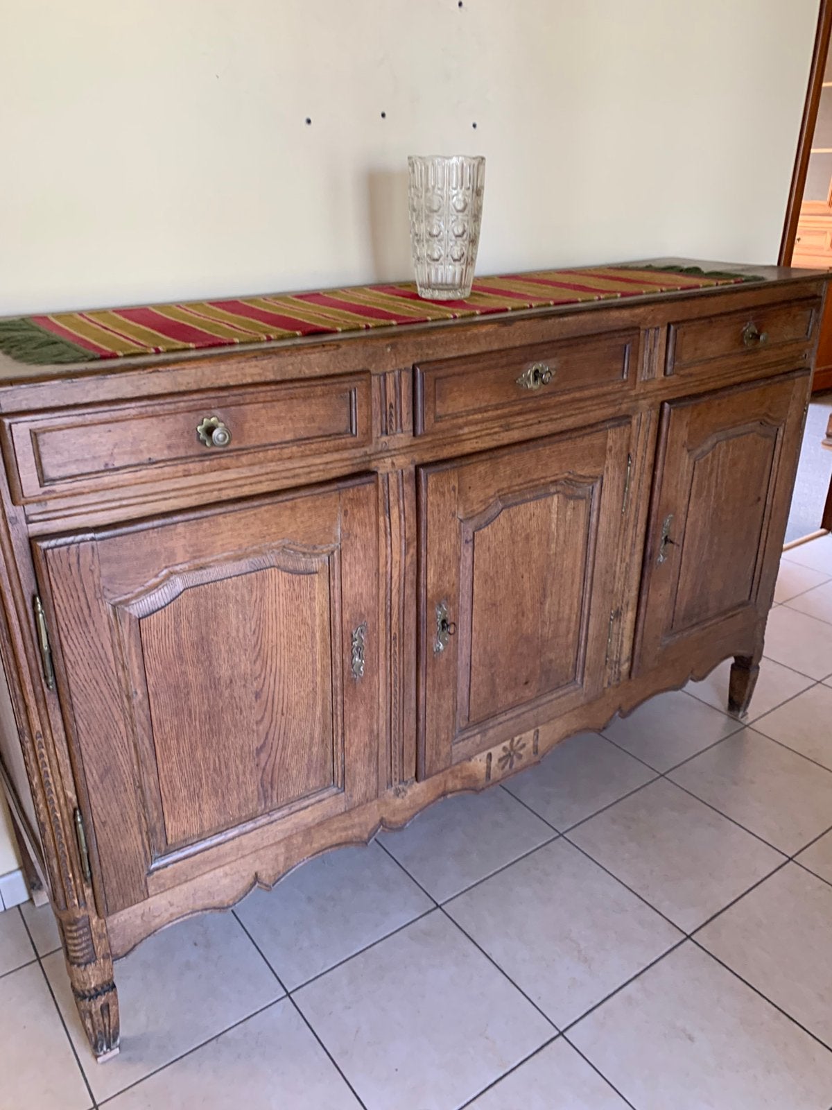 Buffet en enfilade de style Louis XV en chêne massif., Maison & Meubles, Armoires | Dressoirs, Enlèvement