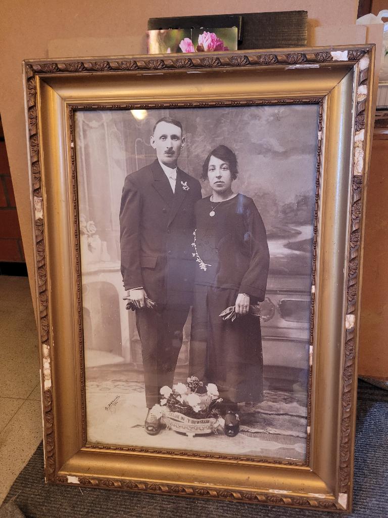 oude kader met grote oude huwelijksfoto, Ophalen