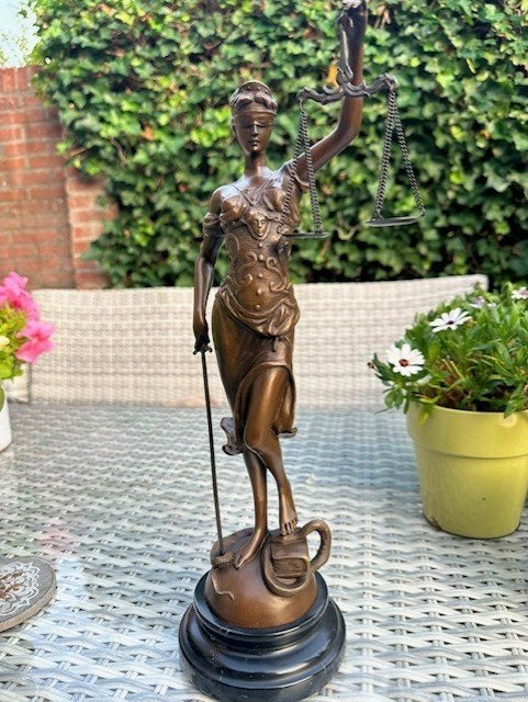 bronzen vrouwe justitia, Antiek en Kunst, Kunst | Beelden en Houtsnijwerken, Ophalen of Verzenden, Brons, Beeld, Zwart