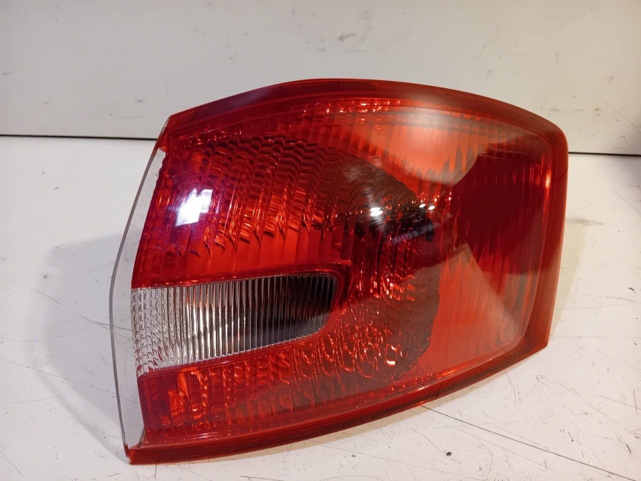 Achterlicht carrosserie rechts Ford Kuga, Onderdelen@venauto.nl, Van der Ven Autorecycling B.V., Ettenseweg 76, 4706 PB Roosendaal, The Netherlands