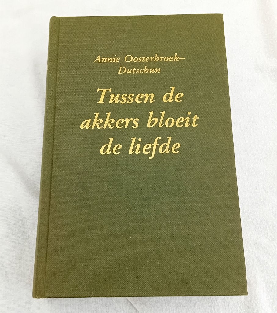 Tussen de akkers bloeit de liefde – Roman, Boeken, Gelezen, Annie Oosterbroek-Dutschun, Ophalen of Verzenden, Nederland