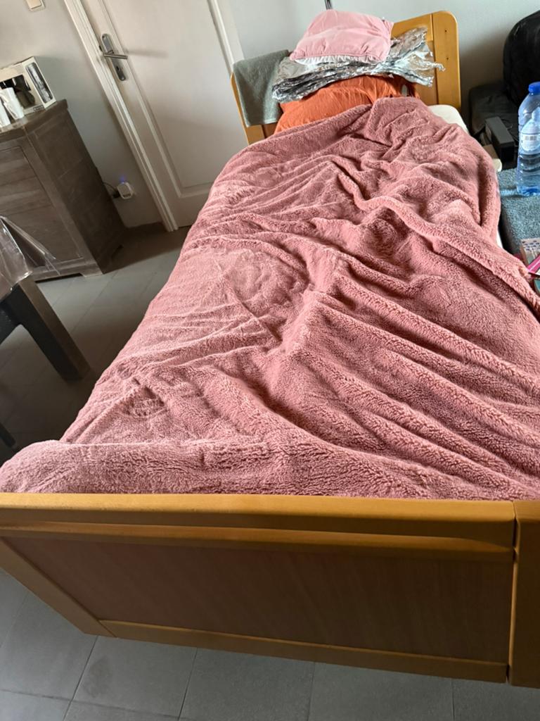 Ziekenhuisbed met motor., Huis en Inrichting, Slaapkamer | Complete slaapkamers, Ophalen, Zo goed als nieuw