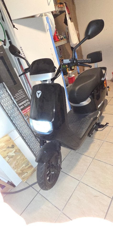 Yadea elektrische scooter, Fietsen en Brommers, Scooters | Kymco, Ophalen, Overige modellen, Elektrisch, Zo goed als nieuw