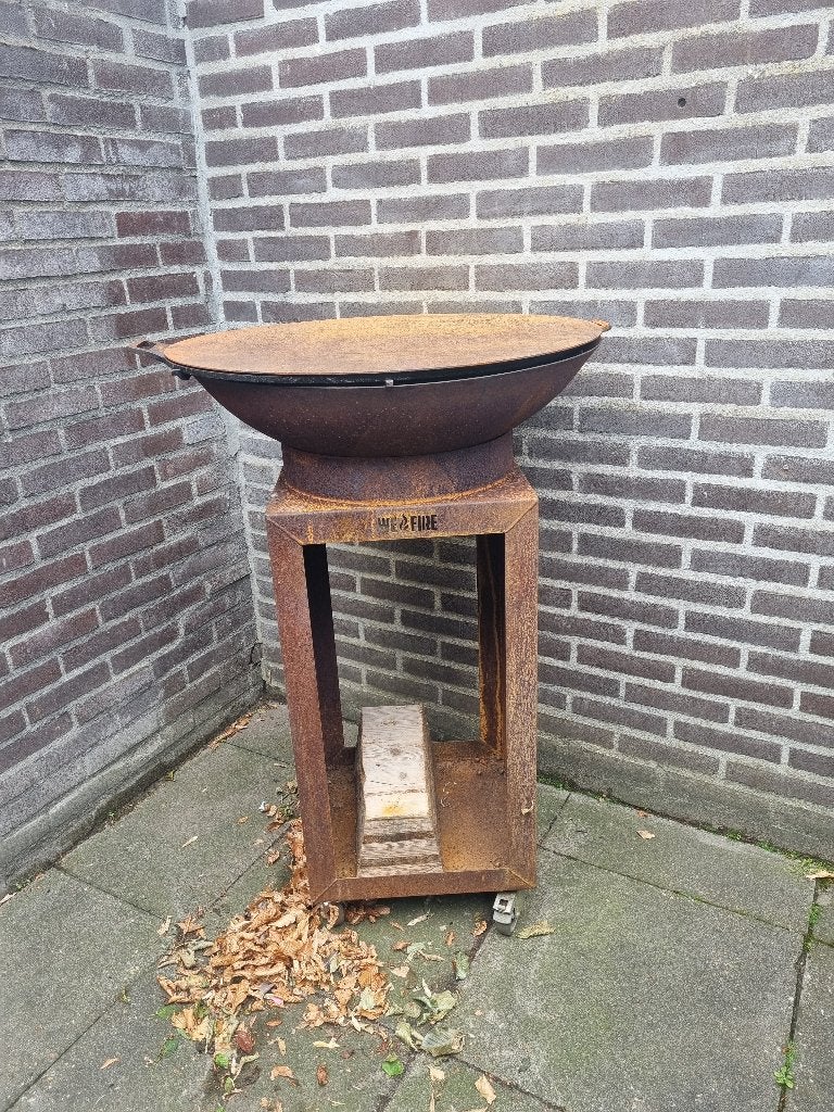 We fire bbq, Tuin en Terras, Houtskoolbarbecues, Gebruikt, Met accessoires, Ophalen