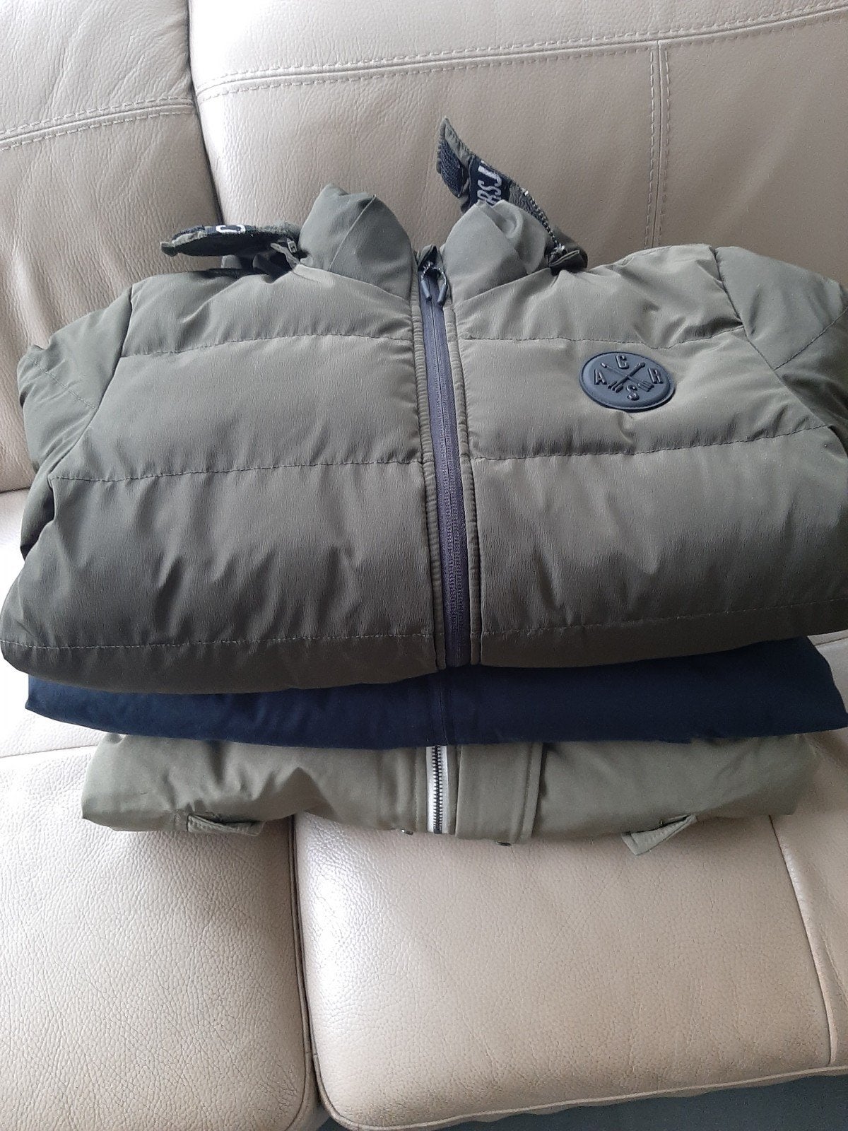 3 winterjassen en 1 warme trui, Ophalen, Gebruikt, Maat 176