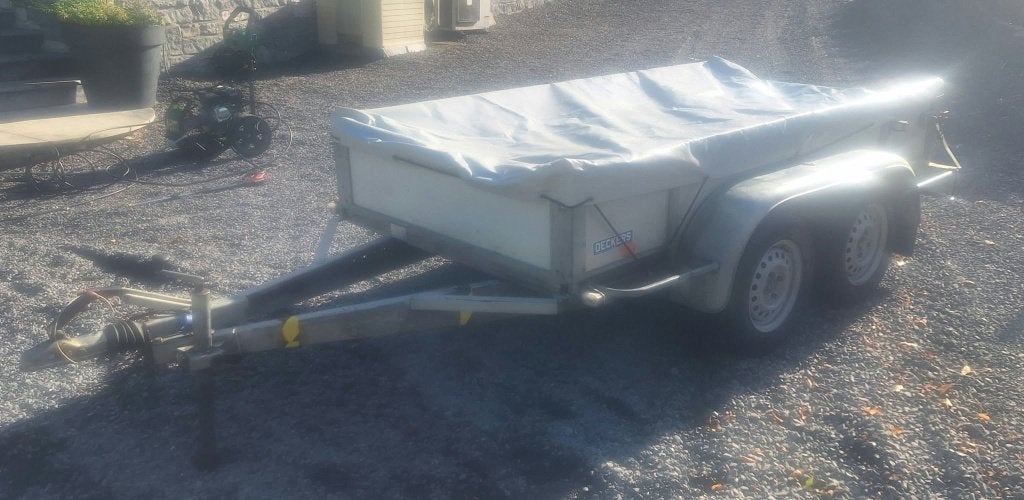 REMORQUE DECKERS FREINÉE À DOUBLE ESSIEU – 750 KG, Autos : Divers, Enlèvement, Utilisé